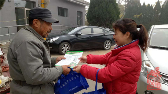 延寿镇禁毒社工王素馨发放禁毒宣传资料