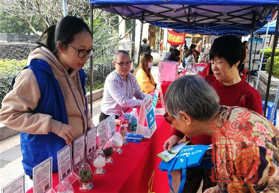 图为过往群众观看毒品仿真模型