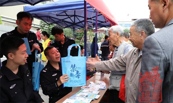 图为禁毒民警现场接受群众的咨询