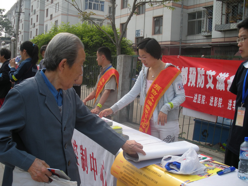 大学深入社区开展“十进”行动